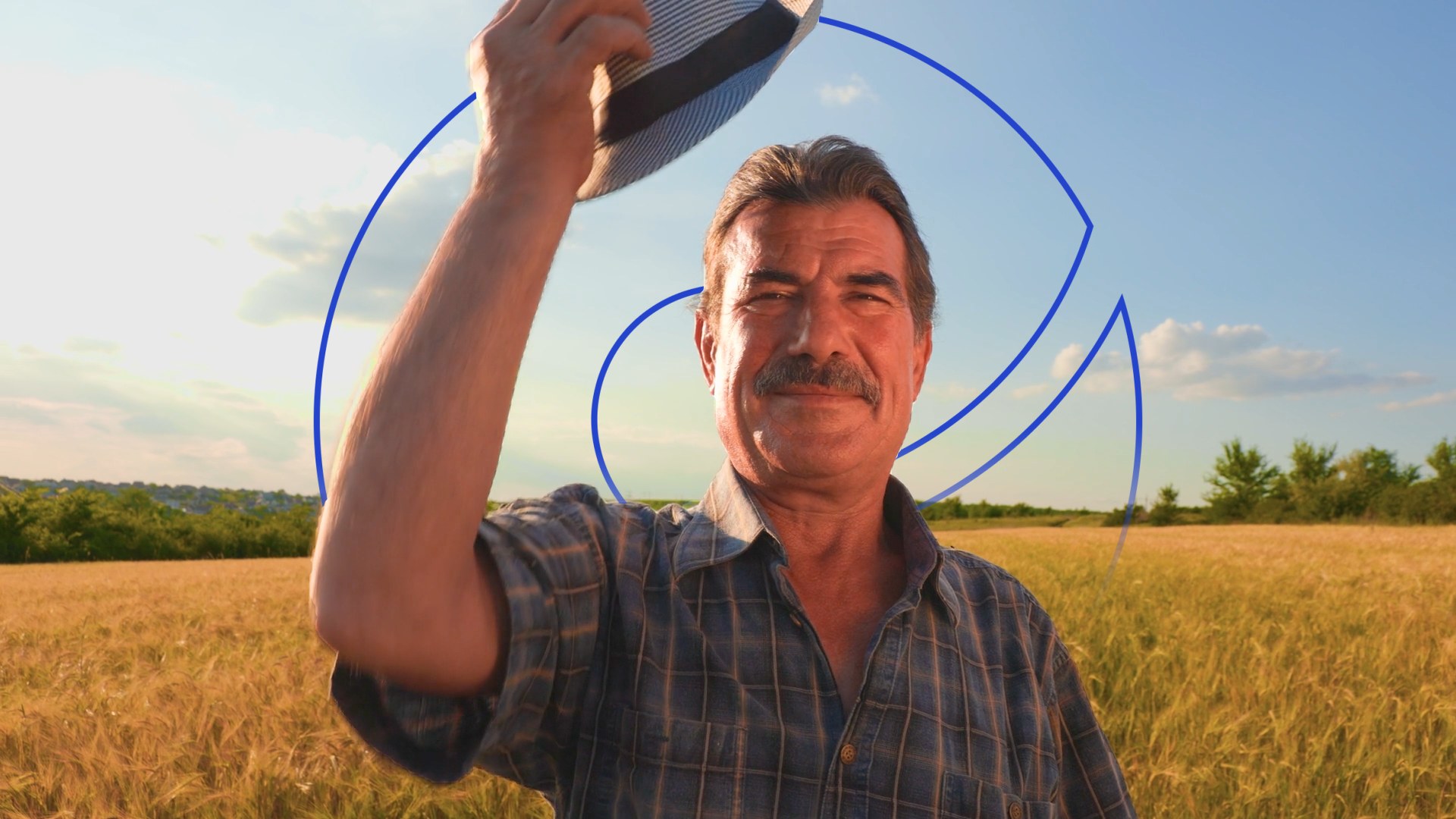 Produtor rural em meio à lavoura